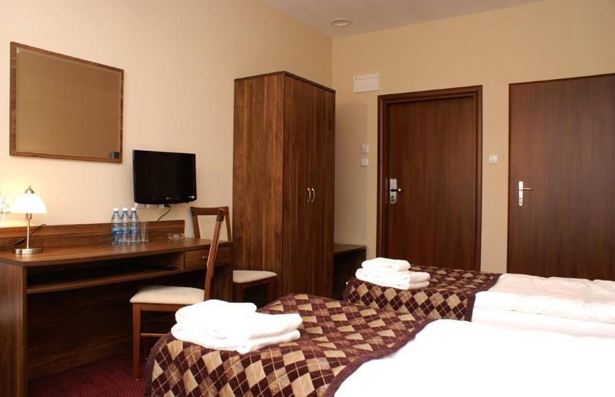 Hotel Belfort Ломжа Экстерьер фото